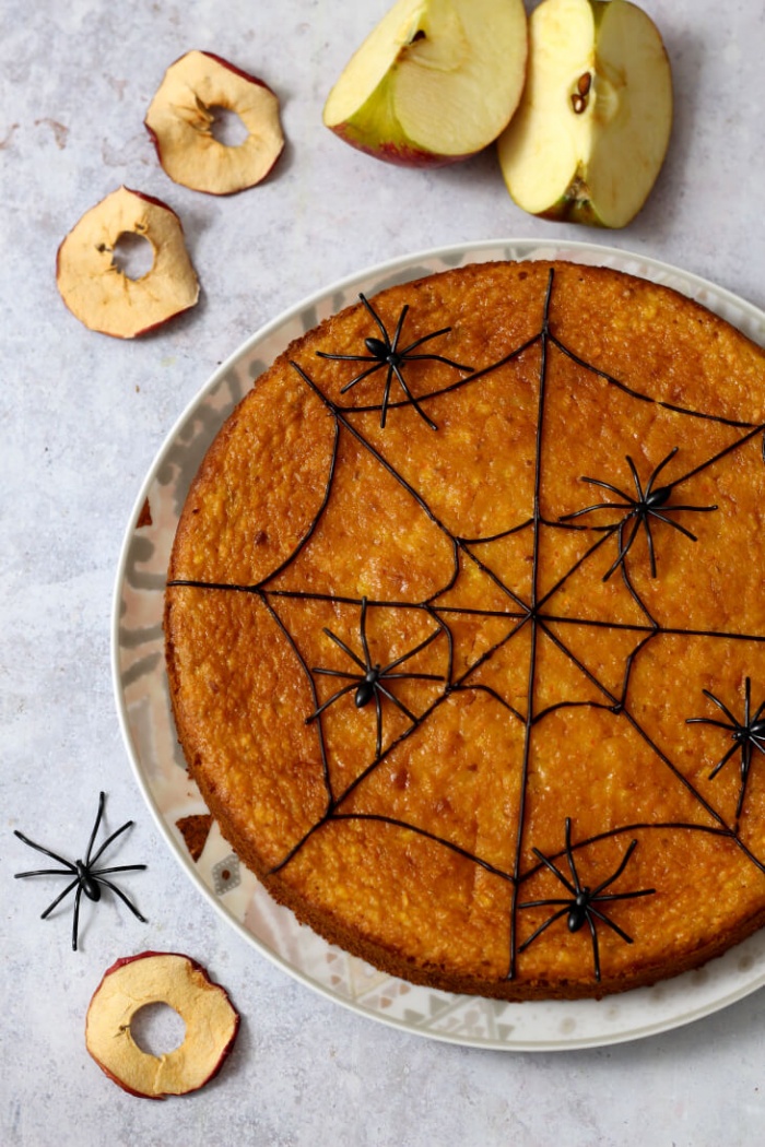 Halloween Kuchen mit Spinnennetz, Apfel &amp; Marzipan - Bäckerina